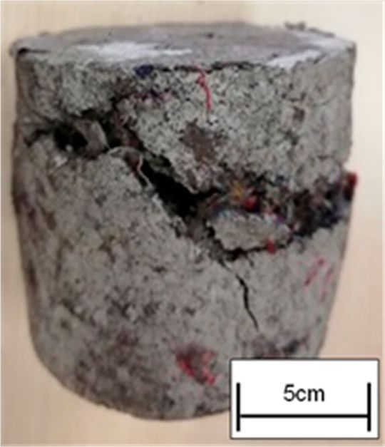 Die Alternative zu zementbasierten Briketts für die Rückgewinnung von Prozessnebenprodukten (PNP), wie Kupfer, Nickel und Mangan – eins der faserverstärkten PNP-Briketts aus Vorversuchen von Echterhof, wie sie im Rahmen des Projekts „FaBrik“ untersucht werden. (Bild:  Echterhof)