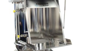 Die Sackentleerstation mit integrierter Staubschutzhaube eignet sich insbesondere zum staubarmen Entleeren von Schüttgüter aus Säcken. Das Gerät ist mit Filterpatronen zur Druckluftabreinigung ausgestattet. (Bild: Coperion K-Tron)