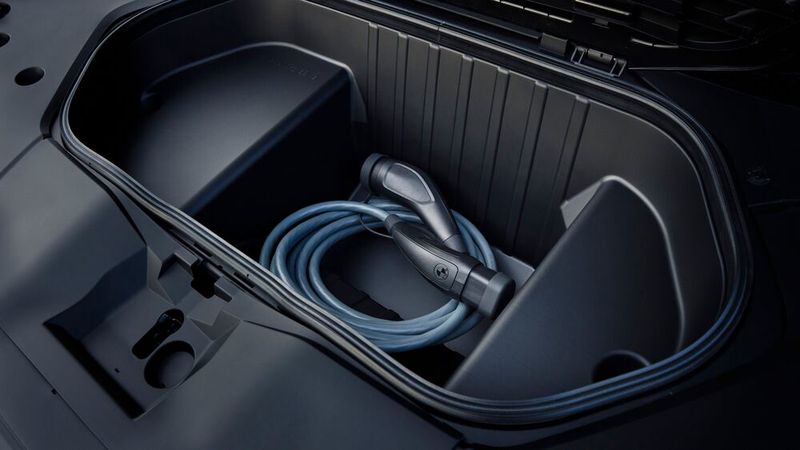 Ein weiteres Staufach gibt es im Frunk. (Bild: BMW)