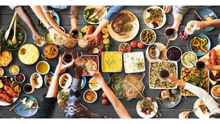 Abb. 1: Hinterlässt das, was wir essen, eine eindeutig lesbare flüchtige Handschrift in Atem, Blut oder Urin? Mit dieser Frage haben sich Forschende beschäftigt. Der Weg zur Antwort führt über die Volatilomik und die Bestimmung der dem Stoffwechsel entstammenden flüchtigen organischen Verbindungen. (Symbolbild) (Bild: © Rawpixel.com - stock.adobe.com)