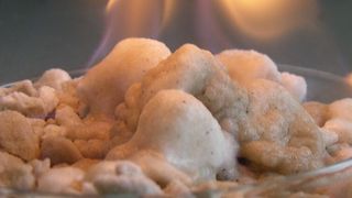 Gashydrate sind eisähnliche, nicht-stöchiometrische Einschlussverbindungen aus Wasserkäfigen und darin enthaltenen Gasmolekülen. (Bild: Fraunhofer Umsicht)