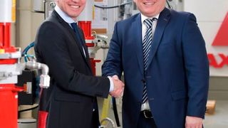 Thomas Mangold (links), Business Director Industrial Liquid, EMEA, und Kevin Weiss, Head of the Axalta Color Solutions Center, bei der Eröffnung des Lackzentrums in Frankfurt. (Axalta Coating Systems)