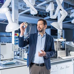 Forschungsleiter Corsin Battaglia mit einem der Reaktoren der neuen Anlage(Bild:  Empa)