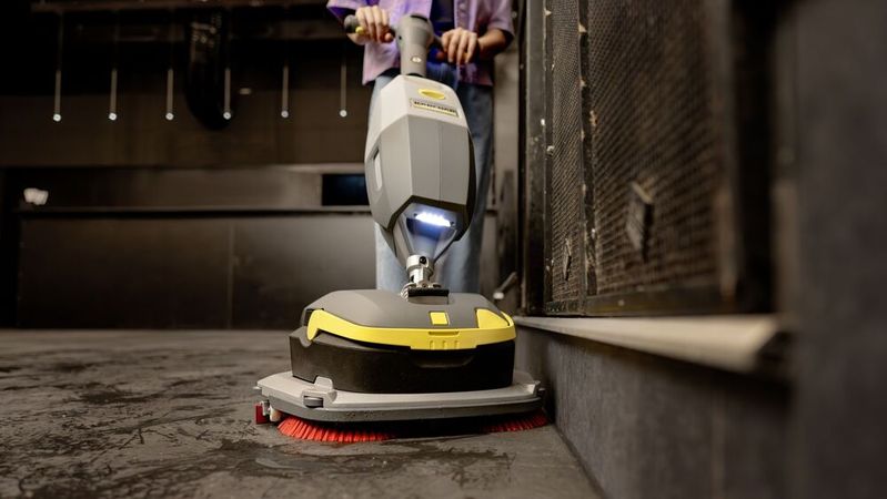 Die aufrecht designte, handgeführte Scheuersaugmaschine ist so wendig wie ein Wischmopp.(Bild:  Kärcher)