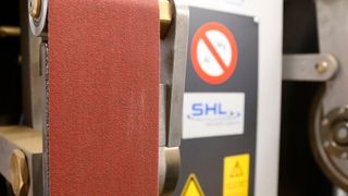 Für den richtigen Schliff sorgt eine SHL-Doppelfreiband- und Kontaktrollenschleifmaschine vom Typ DKS 250/450 ROB. (SHL)