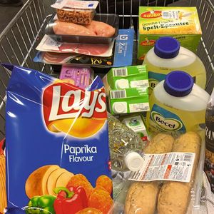 La quasi totalité des biens de consommation alimentaires utilisent du plastique comme emballage.(Source :  PICC)