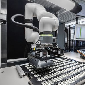 Einfach zu bedienende kollaborative Roboter wie der LBR iisy können Mitarbeitende in kleinen und mittelständischen Unternehmen entlasten.(Bild:  KUKA)