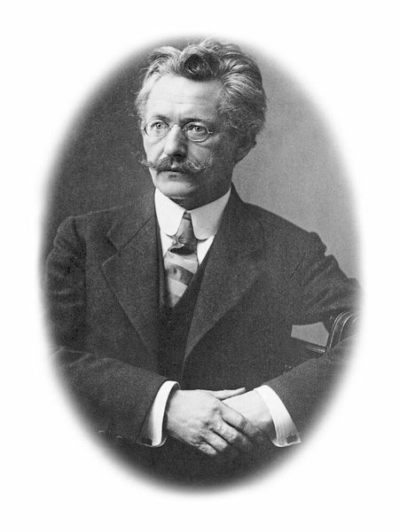 1890: In 1890, the young precision mechanic Arthur Pfeiffer establishes the company in Wetzlar at the age of 23 and trades under the name “Arthur Pfeiffer.” At the time, the main focus was on the development of gas lamps and remote gas igniters. (Pfeiffer Vacuum)