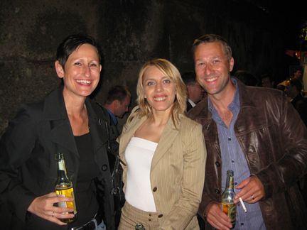 Stoßen auf einen gelungenen Messe-Tag an: Karen Hernik, Ceylan Aksit und Karsten Sukic von APC (Archiv: Vogel Business Media)