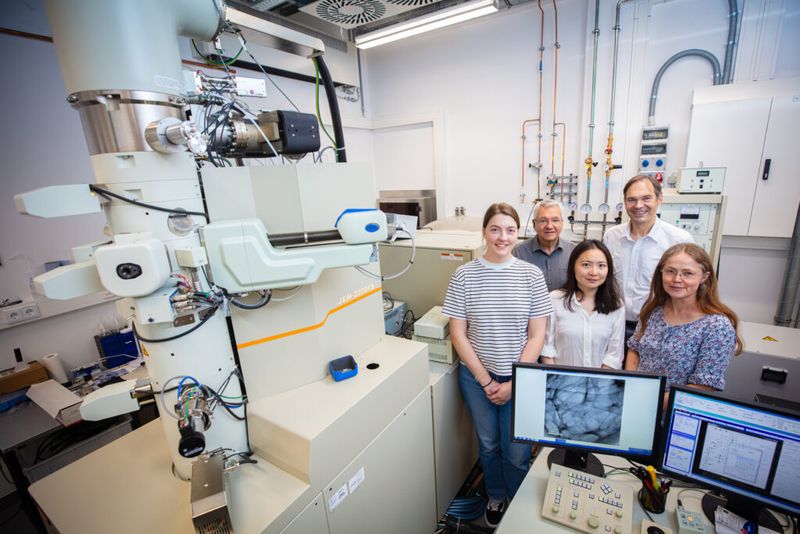 Zij hebben in het kader van het onderzoek samengewerkt om het syntheseproces te ontwikkelen en de structuur van de poreuze kooicomplexen met ingesloten enzymen te onderzoeken (v.l.n.r.): Judith Bünte, prof. dr. Andreas Hütten, dr. Jianing Yang, prof. dr. Harald Gröger en dr. Inga Ennen.(Afbeelding: Mike-Dennis Müller)