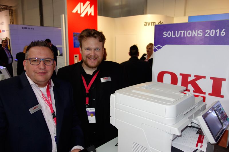 (l.) Rüdiger Fanenbruck und Frank Castrop, OKI, haben heute keinen Druck und genießen die Hausmesse.  (Bild: IT-BUSINESS)