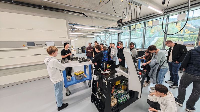 La machine complètement démontée et en cours de révision a intéressé tous les visiteurs. (Source : Pierre-Yves Kohler)