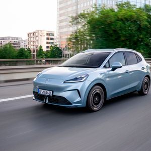 Platz 10: Mit dem neuen MG 4 Urban platziert die Marke ein neues Modell unter den zehn günstigsten E-Autos in Deutschland. Mit 24.990 Euro ist das Modell 1.300 Euro günstiger als der Renault 5, der noch Anfang 2026 auf Platz 10 lag.(Bild:  MG Motor)