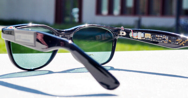 Die Solarbrille versorgt mit halbtransparenten organischen Solarzellen als Brillengläsern
zwei Sensoren und Elektronik im Bügel mit Strom. (KIT)