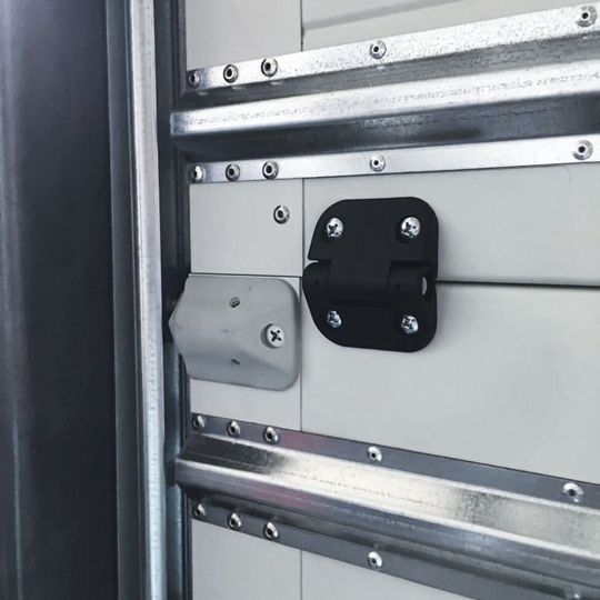 Alle Torvarianten sind optional auch als Code-XL-zertifizierte Ausführung nach DIN EN 12642 für den Transport schwerer Güter bis 8,1 Tonnen zu haben.(Bild:  Novoferm)