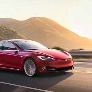RANG 1 – Tesla Model S:
Der Tesla Model S ist eine fünftürige Limousine für die Oberklasse. Oberklassig ist auch sein Preis mit rund 100 000 CHF (je nach Ausstattung). Für die Schweizer kein Grund, ihn nicht zu kaufen: Seit Jahren ist die Limousine aus dem Jahr 2012 an erster Stelle unter den neuzugelassenen Elektrofahrzeugen in der Schweiz.