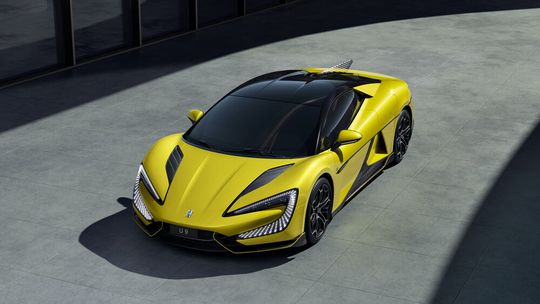 Der Yangwang U9 soll in zwei Sekunden aus dem Stand auf Tempo 100 beschleunigen.(Bild:  BYD)