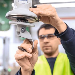 In der Endkontrolle der Friamat-Schweißgeräte braucht es verschiedene Greifer. (Bild:  J. Schmalz GmbH)