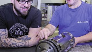 Die Spezialisten der Rundschleifabteilung (Vincenzo Machitelli und Roman Wieland) besprechen die Fertigungsabläufe der Druckwalzen.  (Matthias Böhm)