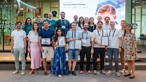 Die drei Siegerteams und Organisatoren der diesjährigen From Lab to Market Challenge mit der glücklichen Gewinnerin Yelda Nur Demirdöğen (vorne, 4.v.l.). (Bild: Manor Lux)