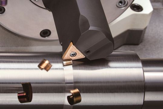 Der japanische Zerspanungswerkzeug-Hersteller Tungaloy hat den Geschäftserfolg in Deutschland erneut vorangetrieben. Ein Grund für die positive Entwicklung ist das Drehwerkzeug-System Addy-axisturn, mit dem man besonders wirtschaftlich fertigen kann.(Bild:  Tungaloy)