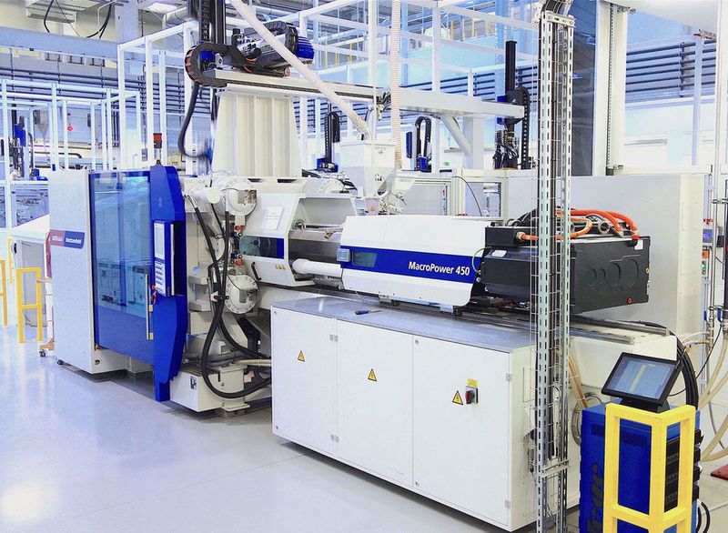 Zur Produktion werden Produktionszellen rund um eine Battenfeld Macropower E 450/2100 eingesetzt. Deren schnelles Einspritzverhalten in Kombination mit hoher Positionspräzision biete die notwendige Voraussetzung für die Spritzgießverarbeitung von Polyvinylalkohol, erklärt Wittmann Battenfeld. (Wittmann-Battenfeld)