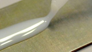 Kleben wird für die Industrie immer wichtiger. Nun haben Forscher aus Jena einen Klebstoff-Pool aus der Taufe gehoben, der gezielte Möglichkeiten zum Verkleben von thermisch und mechanisch empfindlichen Bauteilen bereithält ... (Bild: Fröslmann)