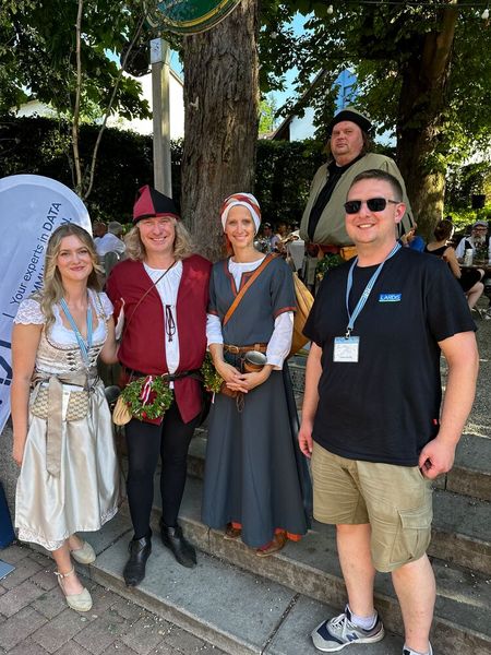 Sarah Nichifor (TDT) und Nikolaus Pastillé (r., elw-tec) mit der altertümlichen Band. (Bild: Vogel IT-Medien GmbH)