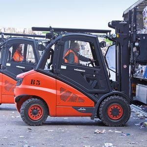 Bild 2: Vorgänger gegen aktuelle Version: Der Kraftstoffverbrauch des Linde H50 mit Verstellpumpe lag bei gleichen Einsatzbedingungen dauerhaft um 20% unter dem der Vorgängerbaureihe.