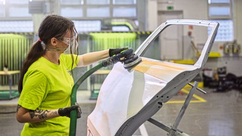 Die Azubis in Mlada Boleslav legen traditionell selbst Hand an beim Bau ihrer jeweiligen Einzelstücke. (Bild: Ivo Hercik/Skoda)