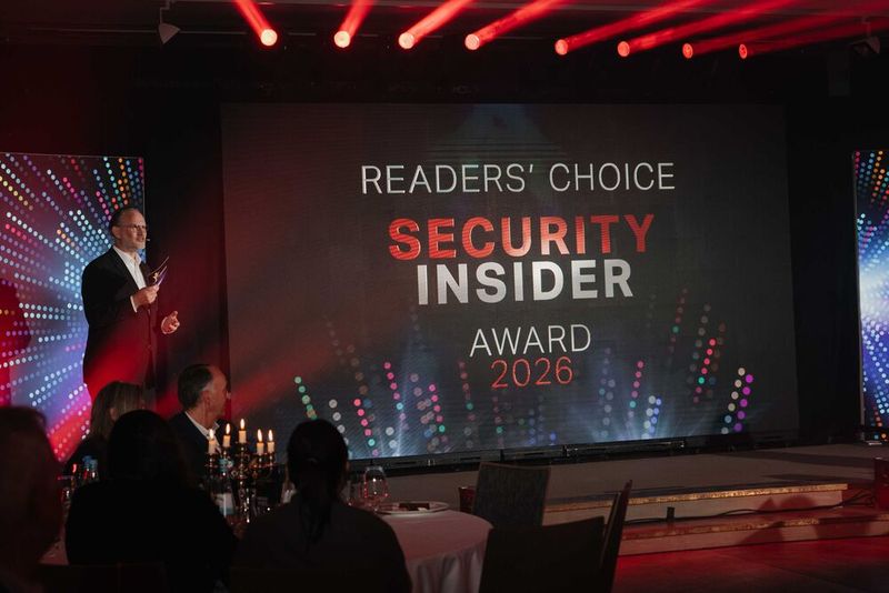 Los geht es mit der Verleihung der Security-Insider Readers' Choice Awards 2026. Chefredakteur Peter Schmitz verkündet die Gewinner. (Bild: Markus Emme Fotografie)