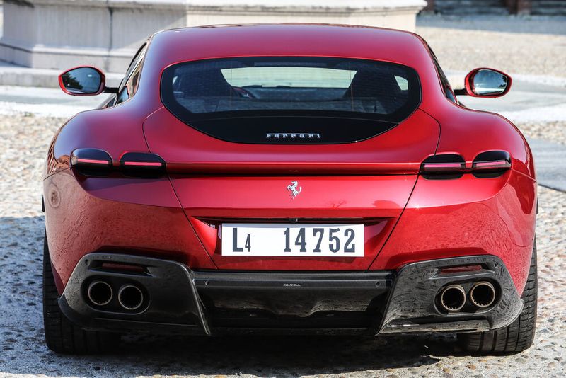 Fließenden Linien und die futuristischen Rückleuchten prägen das Heck des Italieners. (Bild: Auto-Medienportal.Net/Ferrari)