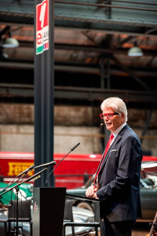 „Die Software Eplan ist heute der branchenübergreifende Software-Standard. Mit der Verbindung von Software- und Hardware-Kompetenz in der Gruppe schaffen wir einzigartige Mehrwerte im Markt“, würdigit Prof. Friedhelm Loh die Leistung Eplans anlässlich des 40-jährigen Firmenjubiläums. (Bild:  Rittal/Eplan)