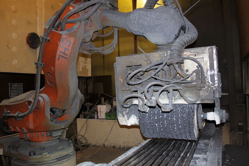 Der ABB-Roboter mit angeflanschter Poliereinheit mit Aggregat und zwölf paketierten Polierscheiben zur gleichzeitigen Bearbeitung von 10 Dachreeling-Bauteilen. (Bild: SHL)