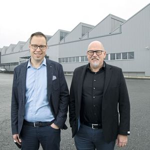 Die beiden Initianten der Seetalfertigung Lukas Ziegler (li.) und Robert Ott, im Hintergrund das 60 Mitarbeiter starke Familienunternehmen Rollstar AG, das sich auf modulare Planetengetriebe und Hydromotoren spezialisiert hat. (Bild: Matthias Böhm)