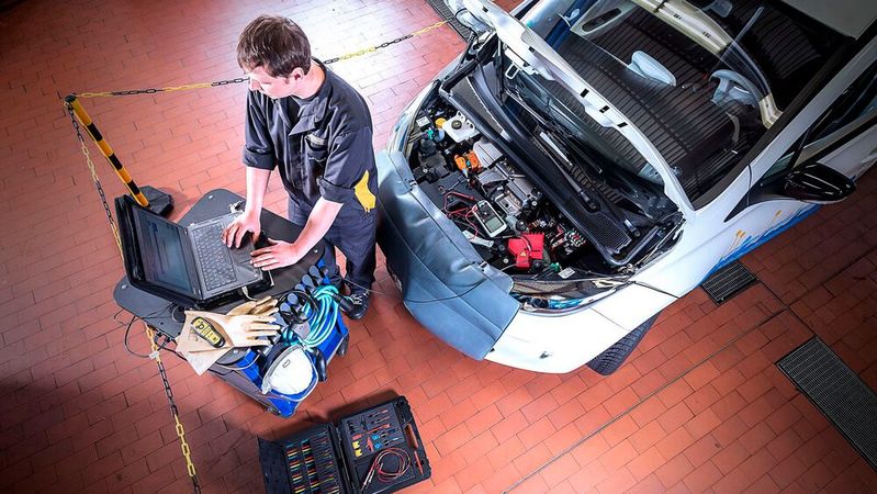 Um künftig an Fahrzeugen arbeiten zu können, muss der Zugang zu den Fahrzeugdaten auch Dritten möglich bleiben. Diese Position vertritt der ZDH und kritisiert das EU-Parlament.