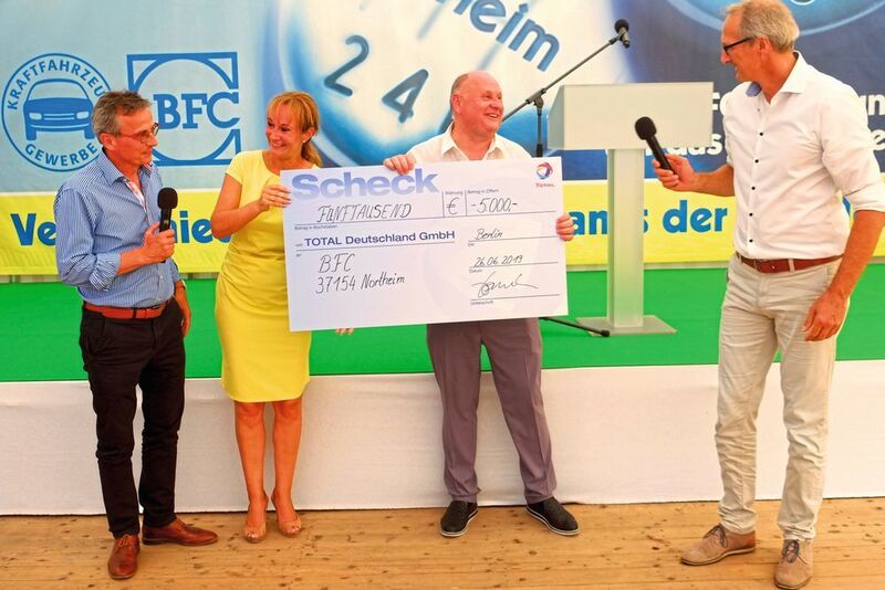 Eine Spende von Total Deutschland für die BFC: Markus Vermeulen (Total), Sylvia Gerl (BFC), Helmut Peter (BFC) und Thomas Kaiser (Total). (Zietz/»kfz-betrieb)
