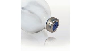 Mit der Elektromagnetischer-Puls-Technologie (EMPT) gelingen sowohl Schneid- als auch Fügeprozesse in heikler Umgebung. Hier ein gecrimpter Blechverschluss auf einer medizinischen Glasflasche. (PSTproducts)