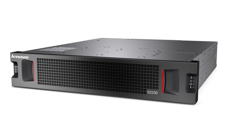 Das S2200 ist als Einstiegsgerät unter dem S3200 angesiedelt. Das SAN-Array lässt sich per Controller-Tausch zum S3200 aufrüsten. (Lenovo)