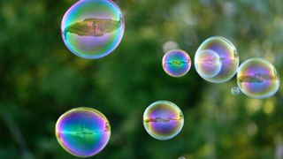 Hübsch, aber fragil ... und das gilt nicht nur für Seifenblasen ... (Bild: Flickr)