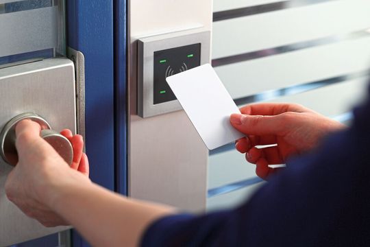 Abb.1: Mit einer Chipkarte lassen sich Zugriffsrechte zu Laboren individuell vergeben. Abb.1: Mit einer Chipkarte lassen sich Zugriffsrechte zu Laboren individuell vergeben.