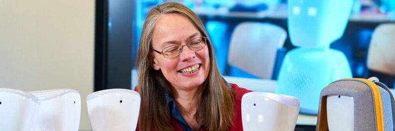 Bildungssenatorin Sascha Karolin Aulepp präsentiert die neuen Telepräsenzroboter.(©  Michael Schnelle / SKB-Bremen)