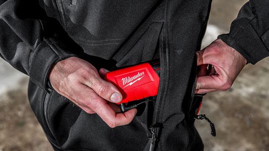 Für den M12-Red-Lithium-Akku gibt es ein verstecktes Batteriefach, das den Tragekomfort nicht einschränken soll.(Bild:  Milwaukee)