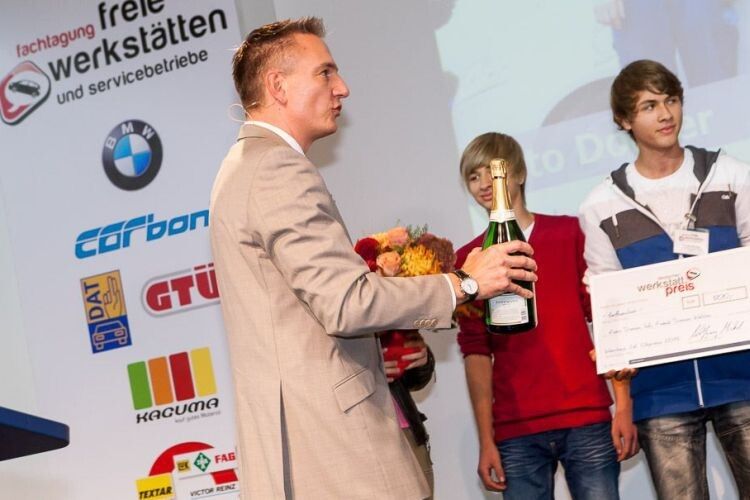 Chefredakteur Wolfgang Michel überreichte Sekt un Blumen. (Fot: Bausewein)