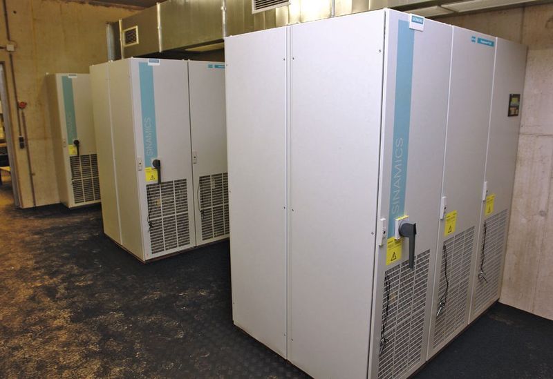 Bild 3: Die Frequenzumrichter werden als einschaltfertige Schränke geliefert. Im Zuge der Anlagenerweiterung kamen insgesamt 10 Geräte unterschiedlicher Leistungsklassen zum Einsatz.  (Bild: Siemens)