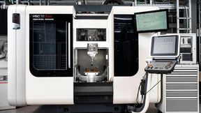 Bild 1: Zerspaner müssen heute ohne Einbußen bei der Bearbeitungsqualität immer sparsamer fertigen. Am IFW in Hannover hat man nun an dieser HSC 55 Linear von DMG Mori untersucht, wie sich das durch die Beeinflussung der Antriebskühlung schon beeindruckend schaffen lässt. (Bild: IFW)