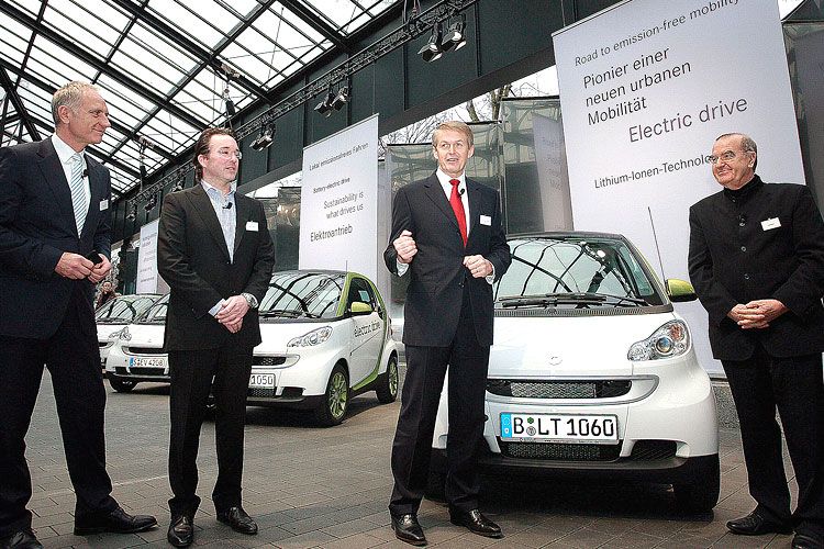 2009: In Deutschland wird der erste Elektro-Smart der zweiten Fortwo-Baureihe an einen Kunden übergeben. (Foto: Daimler)