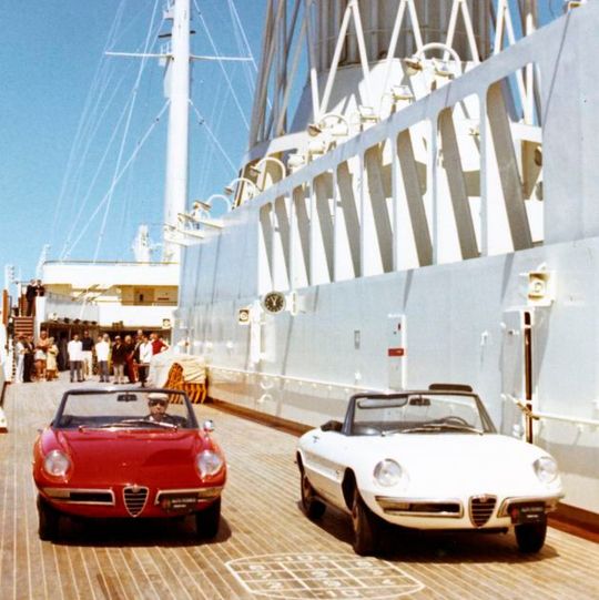 Mit 1.300 geladenen Gästen auf dem Luxusliner nach New York: Alfa suchte für die Premiere des Spider viel Aufmerksamkeit und ließ sich die Show einiges kosten.(Bild:  FCA)