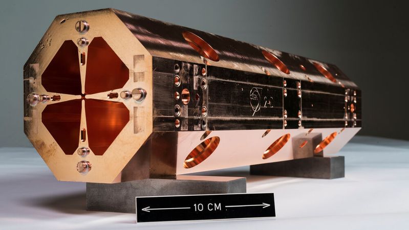 Ein kompletter Quadrupol in klassischer Bauweise: Hintereinandergeschaltet beschleunigen diese Vierer-Elektroden zum Beispiel Protonen auf sehr hohe Geschwindigkeiten.(Bild:  CERN)