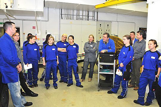 Nachdem alle Aufgaben bewältigt waren, erläuterten die Prüfer den Teilnehmerinnen, worauf es bei den Stationen ankam. Jetzt verrieten sie auch die eingebauten Fehler. (Archiv: Vogel Business Media)